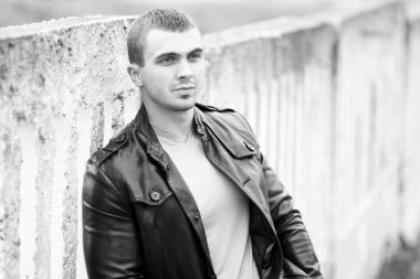 acımasız genç erkek deri ceket