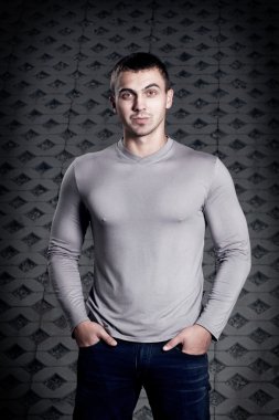 genç adam bir kazak