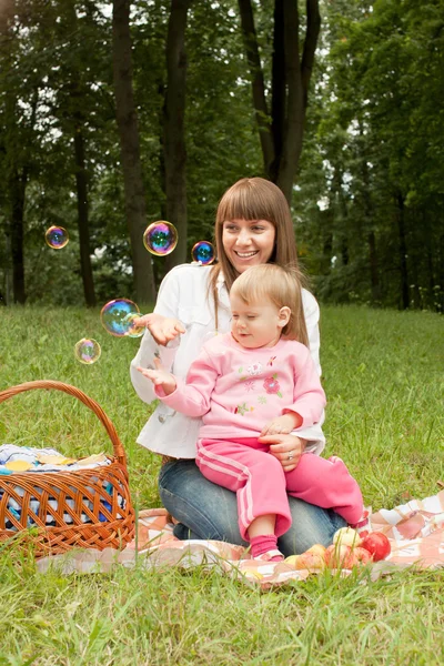 Mamma med barn i parken — Stockfoto