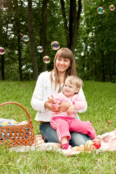 Anya, baba, a parkban — Stock Fotó