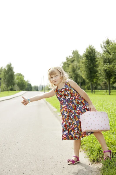 Meisje op de weg — Stockfoto