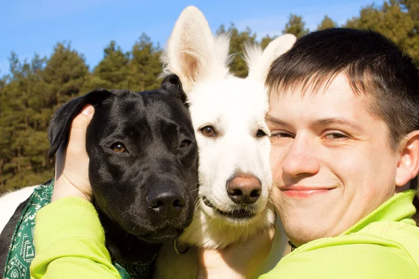 Amigos. Homem e dois seus cães . — Fotografia de Stock