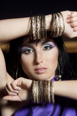 geleneksel moda güzel Hintli bir kadınla