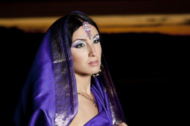 geleneksel moda güzel Hintli bir kadınla