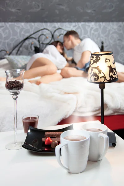 Café da manhã em uma mesa com um casal deitado — Fotografia de Stock