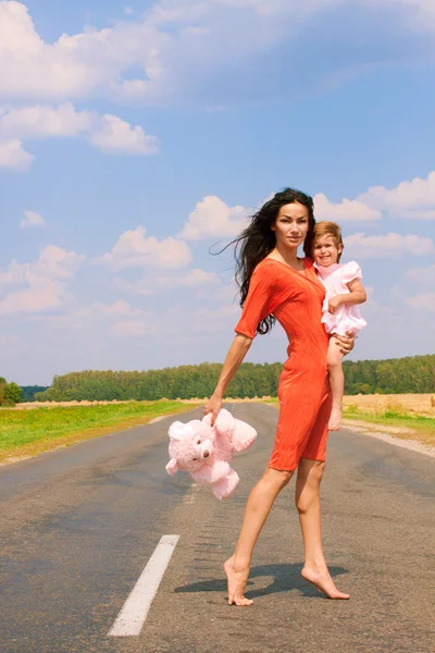 Bella donna in possesso di sua figlia — Foto Stock