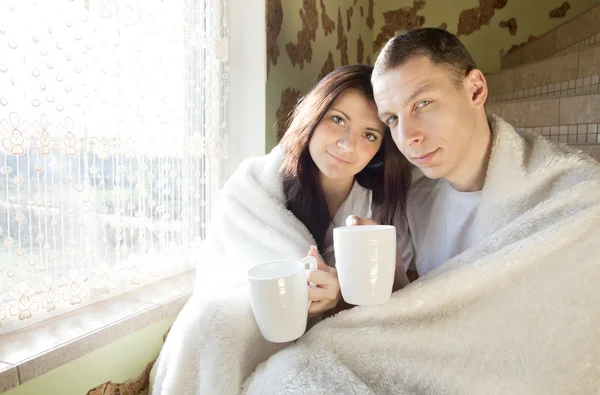 Молодая пара пьет кофе по утрам — стоковое фото