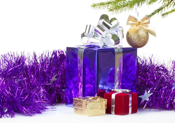 Cajas multicolores con regalos de Navidad — Foto de Stock