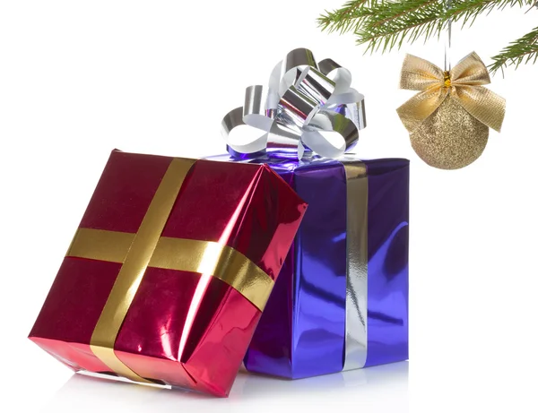 Cajas de colores con regalos de Navidad — Foto de Stock