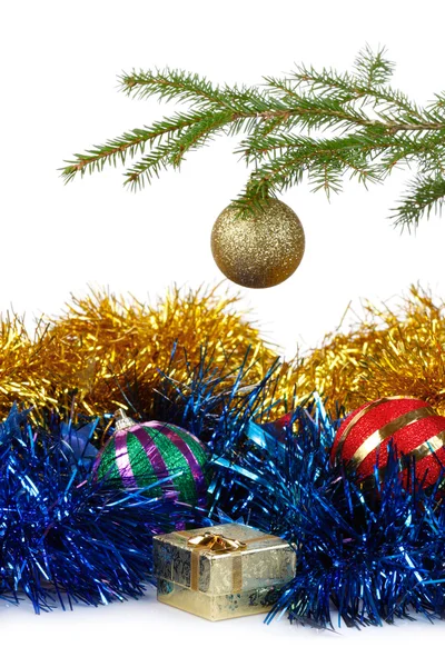 Caja con regalo de Navidad y decoraciones — Foto de Stock