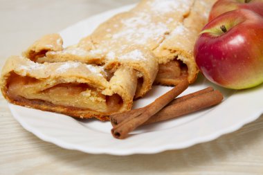 tarçın ile tatlı elma pasta