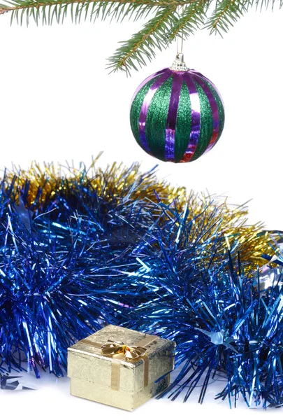 Caja con regalo de Navidad y decoraciones — Foto de Stock