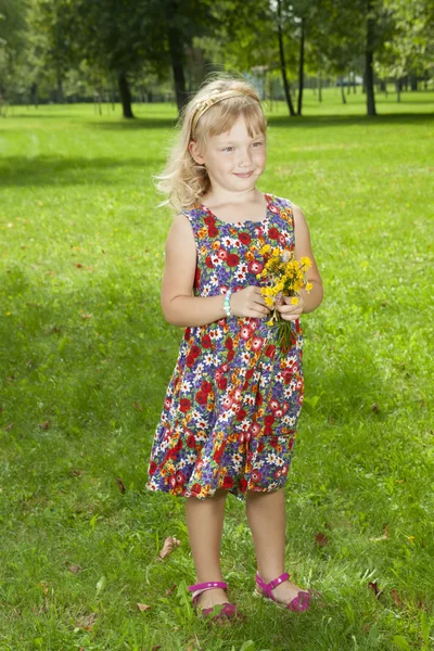 Menina com flores — Fotografia de Stock