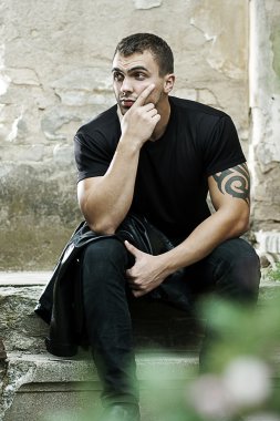 dövme ile güçlü delikanlı