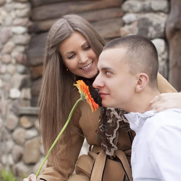 Jovem casal alegre amoroso feliz — Fotografia de Stock