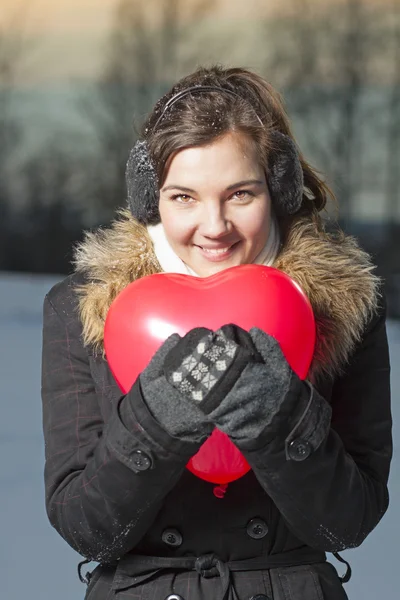 Schönes Mädchen mit rotem Ballon — Stockfoto