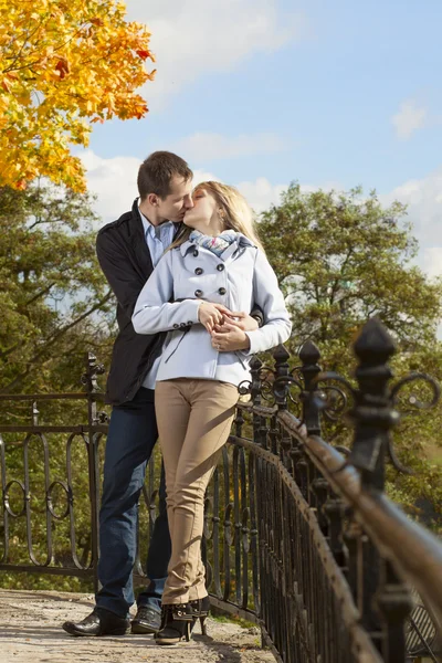 Pareja romántica besándose en el parque de otoño — Foto de Stock