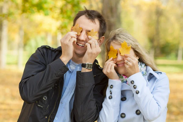 Schönes junges Paar, das Spaß hat — Stockfoto