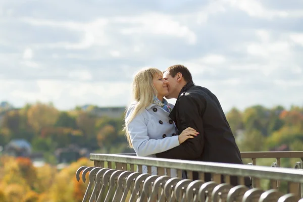 Romantisches Paar küsst sich im Herbstpark — Stockfoto