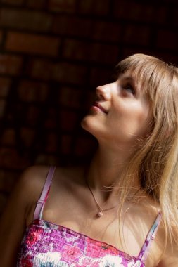 Güzel bronzlaşmış kız