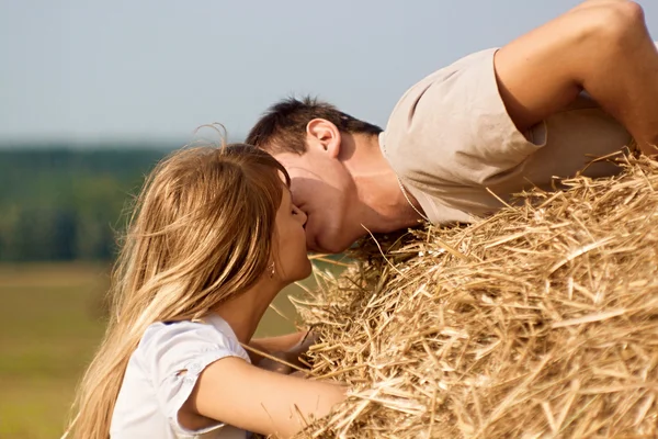 Öpüşen genç çift