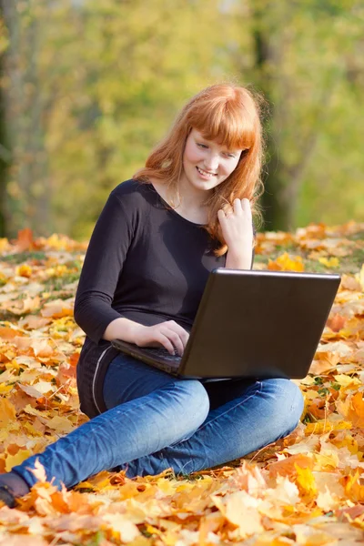 The beautiful girl in autumn park — Stock Photo, Image