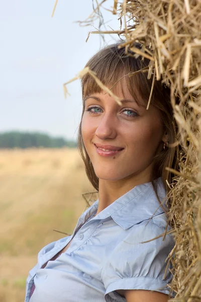 Schöne junge blonde Frau — Stockfoto