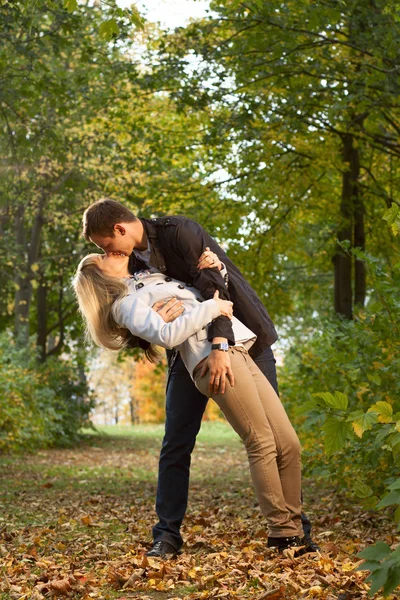 Romantico coppia baci — Foto Stock