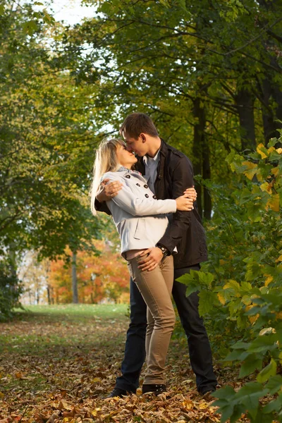 Romantic couple kissing — Stock Photo, Image