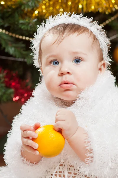 Glückliches kleines Mädchen spielt mit Früchten — Stockfoto