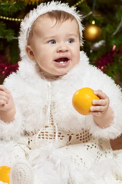 Feliz niña jugando con frutas —  Fotos de Stock