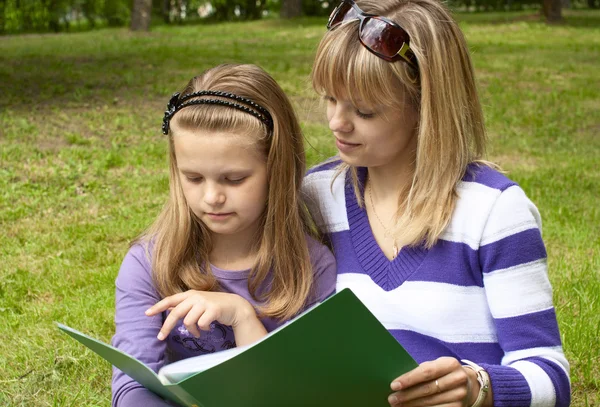 Mutter mit Tochter im Park — Stockfoto