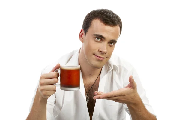 Feliz chico caucásico joven tomando una taza de té — Foto de Stock