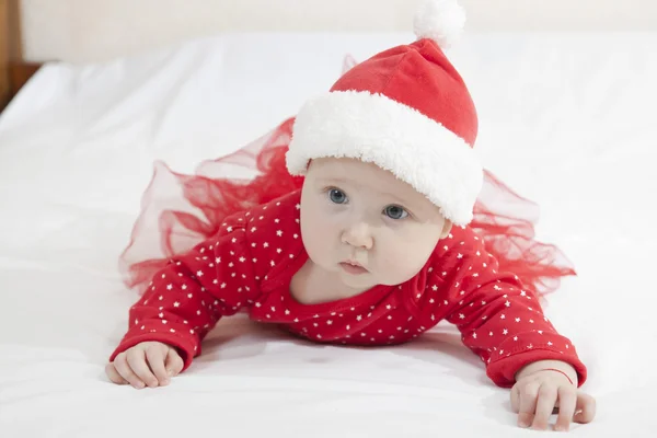 Niedliches Baby-Mädchen mit Weihnachtsmütze — Stockfoto
