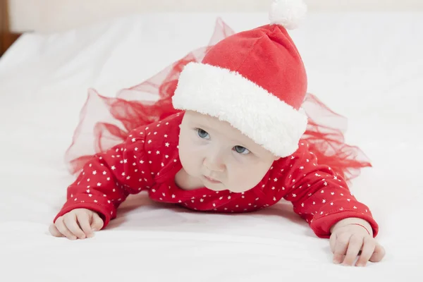 Niedliches Baby-Mädchen mit Weihnachtsmütze — Stockfoto