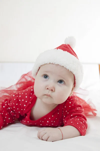 Linda niña en sombrero de Navidad —  Fotos de Stock