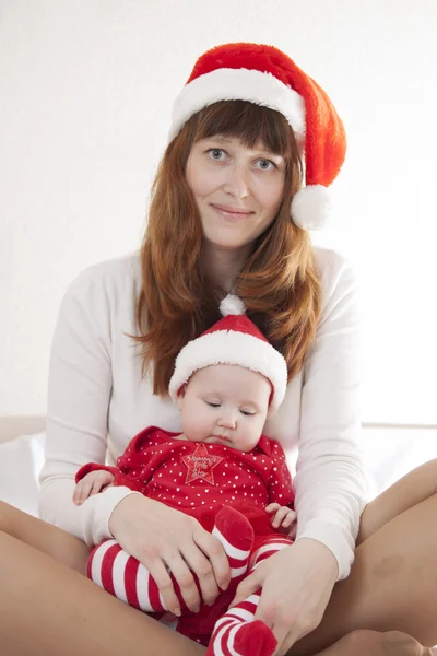 Mãe e criança celebram o Natal — Fotografia de Stock