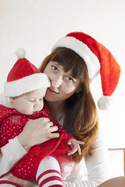 Мати і дитина святкують Різдво — стокове фото