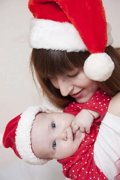 Mãe e criança celebram o Natal — Fotografia de Stock