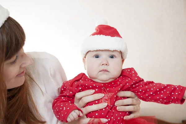 Mutter und Kind feiern Weihnachten — Stockfoto