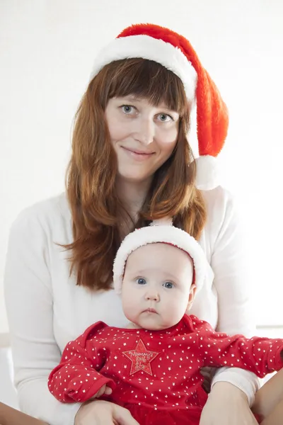 Moeder en kind vieren Kerstmis — Stockfoto