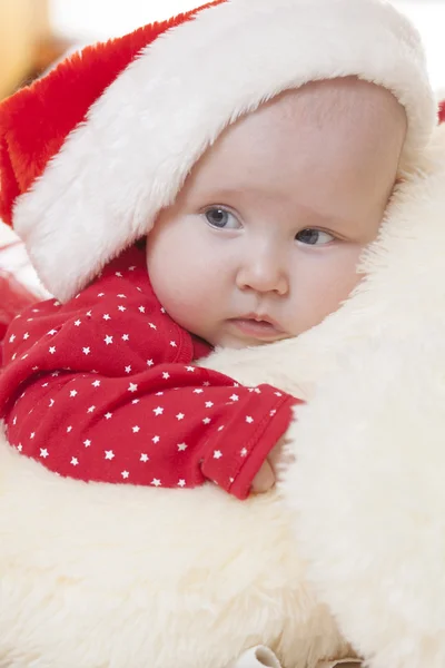 Niedliches Baby-Mädchen mit Weihnachtsmütze — Stockfoto