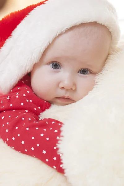 Niedliches Baby-Mädchen mit Weihnachtsmütze — Stockfoto