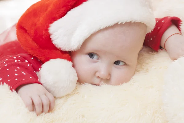 Noel şapkalı kız şirin bebek — Stok fotoğraf