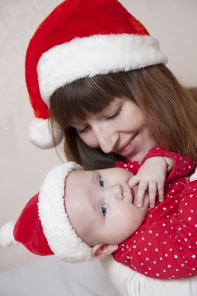 Mutter und Kind feiern Weihnachten — Stockfoto