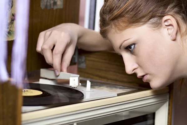 Schönes Mädchen schaltet die Musik ein — Stockfoto