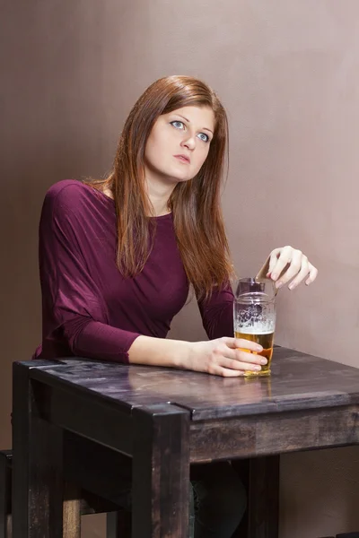 Menina solitária sentada a uma mesa — Fotografia de Stock
