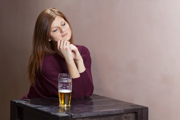 Menina solitária sentada a uma mesa — Fotografia de Stock