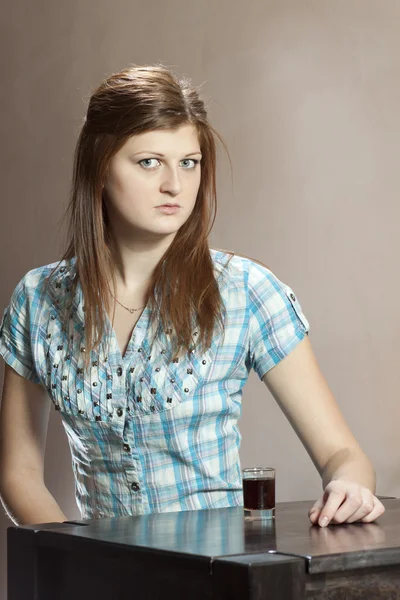 Chica con vaso de alcohol — Foto de Stock