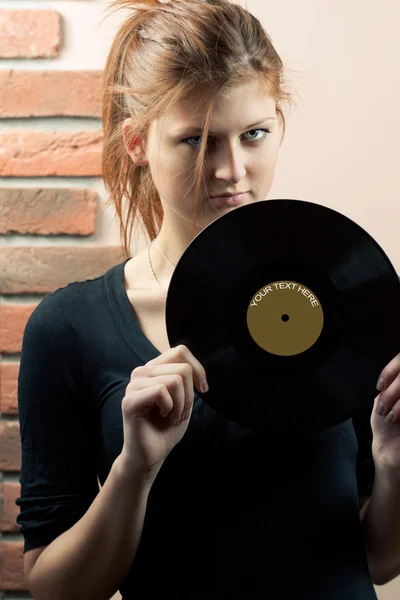 Portret van mooi meisje met vinyl schijf — Stockfoto